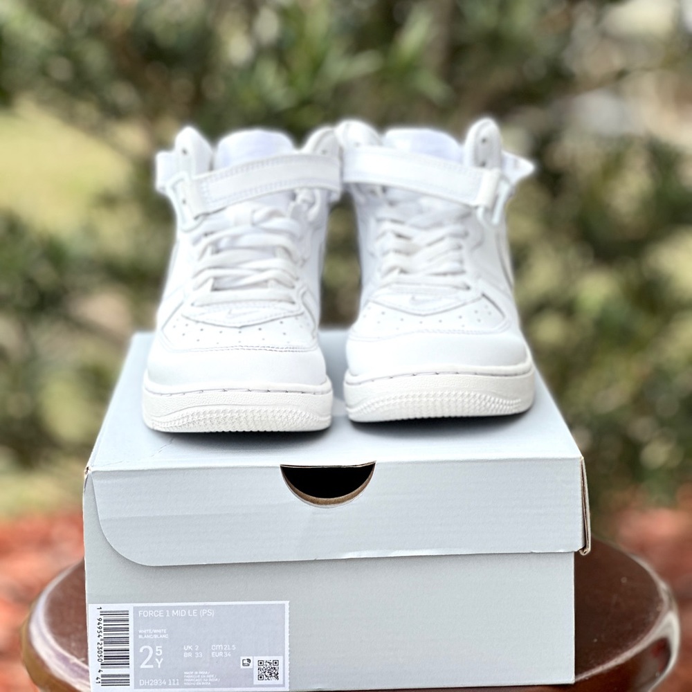 Boys size 2.5 Nike Air Force Ones hightop